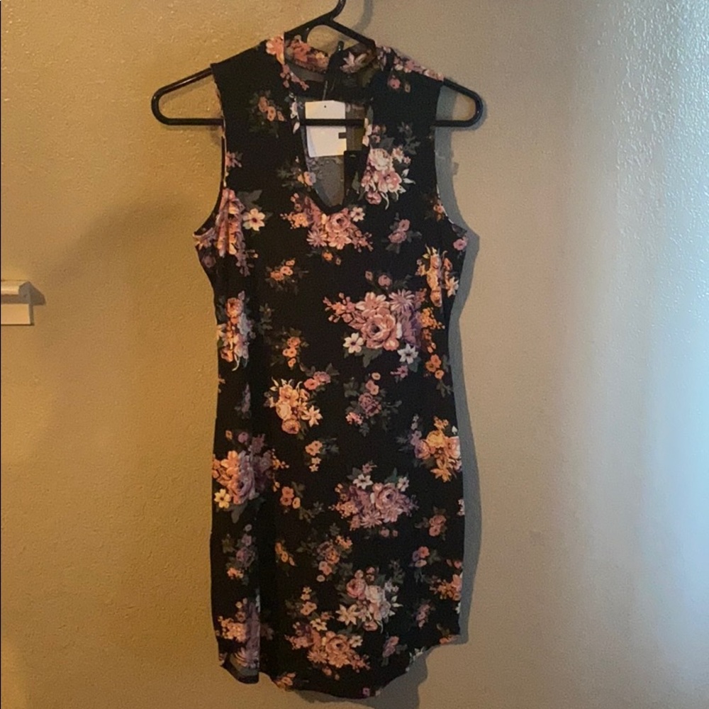 Dress - Picture 1 of 2